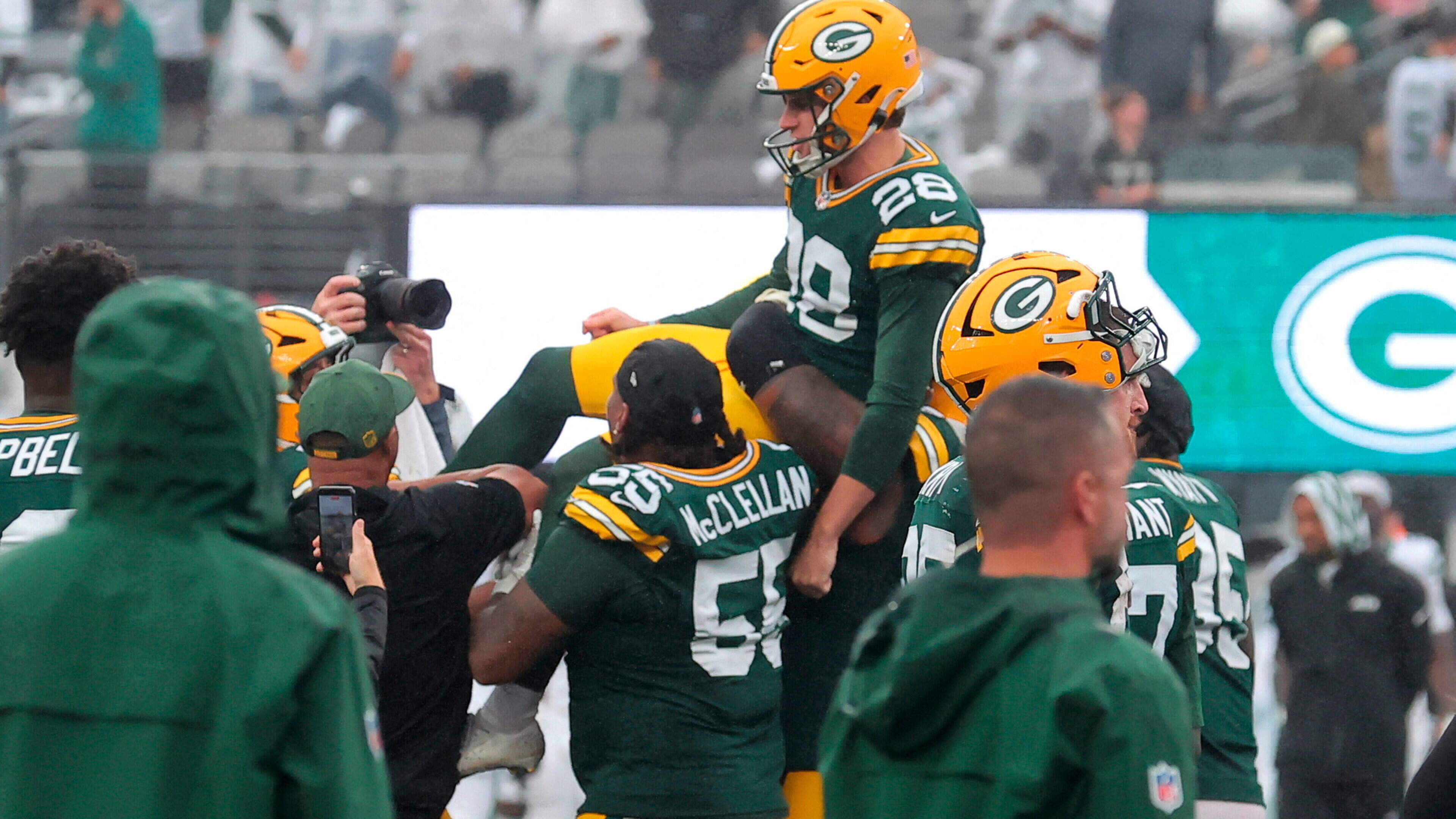 NFL overtime thrillers: Packers, Chiefs and Eagles win tight games